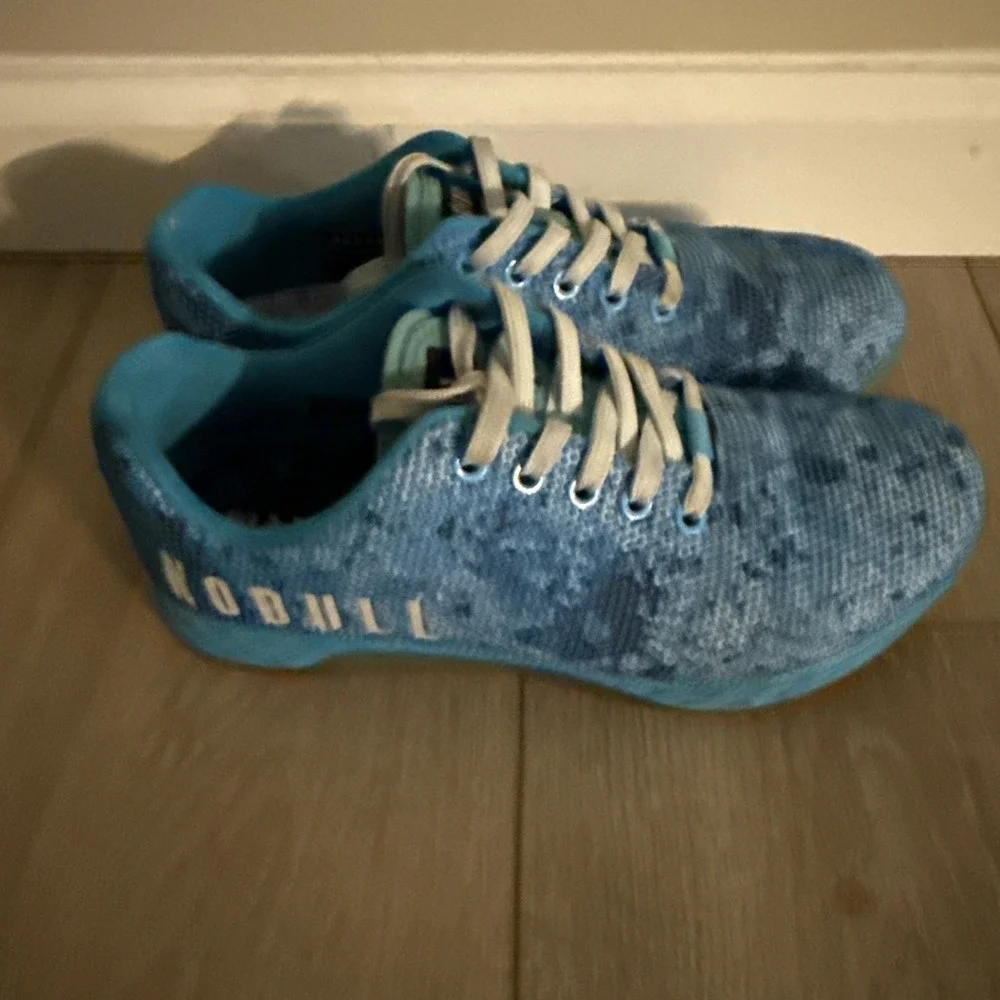 NOBULL Unisex Brooke‎ Ence Artwork Trainers Athletic Blue Sneakers  W 9.0/ M 7.5